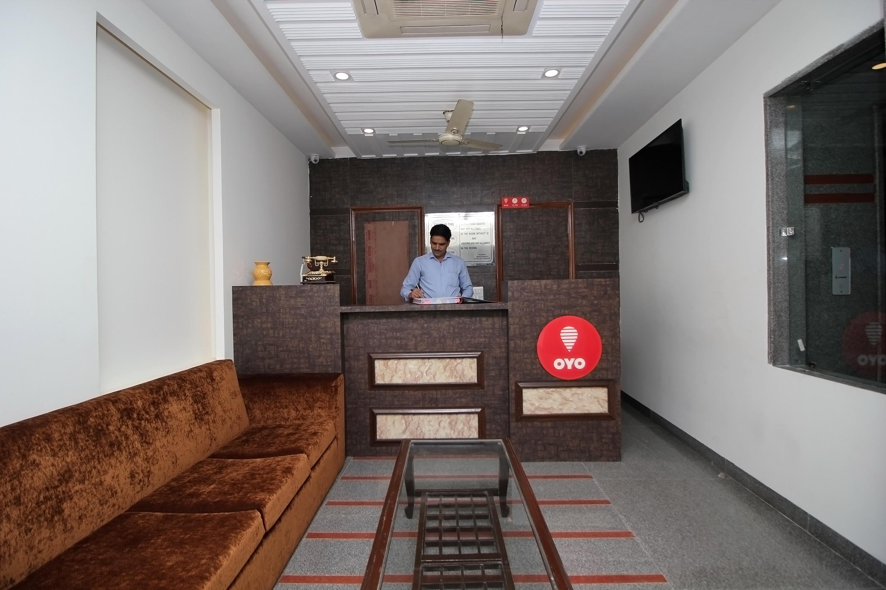 Oyo 9028 Hotel Blu Pebbles New Delhi Buitenkant foto